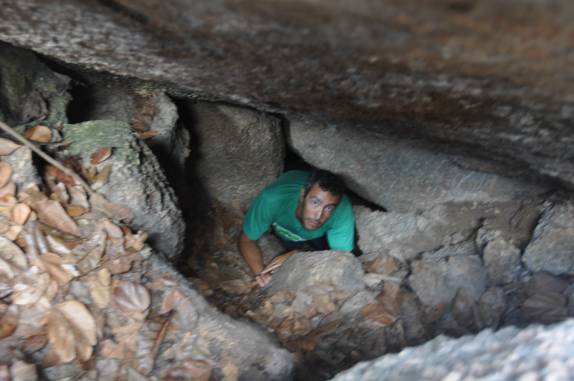 Saindo de caverna no Parque Estadual da Pedra da Boca, na Paraíba, fronteira com Passa e Fica - RN